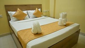 Postel nebo postele na pokoji v ubytování Sasthi Inn Hotel + 8 fotografií