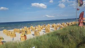 - une plage de sable avec des chaises longues à côté de l'océan dans l'établissement FeWo Machedanz mit Balkon Timmendorfer Strand OT Niendorf, à Timmendorfer Strand