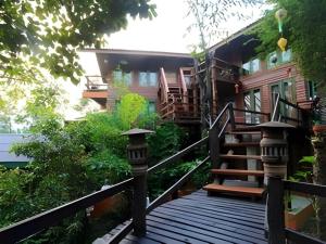 Ban KatP&P Coffee & Resort Maesariang的通往房子的木道