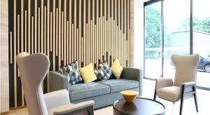 un soggiorno con un divano e sedie blu di City Comfort Inn Nanning Zoo Keyuan Avenue a Nanning