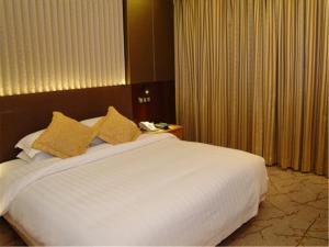 Postel nebo postele na pokoji v ubytování Guangdong Hotel-Free Shuttle & Registration Counter Service during Canton Fair