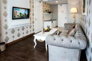 un soggiorno con un divano e una TV di Savero Hotel Depok a Depok