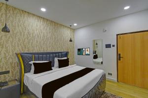 Ένα ή περισσότερα κρεβάτια σε δωμάτιο στο Townhouse OAK Banjara Hills Hyderabad