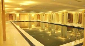 黄山市Country Garden Phoenix Hotel Huangshan的大型建筑物内的大型游泳池