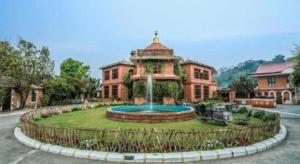 duży budynek z fontanną przed nim w obiekcie Grand Norling Hotel's Resort w mieście Baudhatinchule