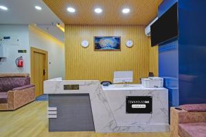 Μια τηλεόραση ή/και κέντρο ψυχαγωγίας στο Townhouse OAK Banjara Hills Hyderabad