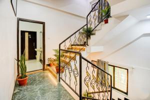 uma escada numa casa com plantas em Via Sahil Residency em Pune mais 23 fotografias