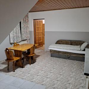 En eller flere senge i et værelse på Szafirowy Pensjonat Pracowniczy