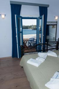 ein Schlafzimmer mit zwei Betten und Meerblick in der Unterkunft Castelo Boutique Hotel in Panteli