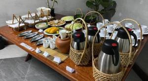 戈公Asian Koh Kong Hotel的一张桌子,上面有篮子和盘子