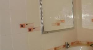 ein Badezimmer mit Waschbecken und Spiegel in der Unterkunft Seaza Hotel in Ban Khu Khut (1) + 23 Fotos