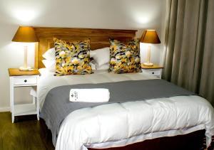 Un pat sau paturi într-o cameră la The Monaco