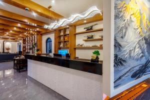 Ο χώρος του λόμπι ή της ρεσεψιόν στο Namzhuo Tibetan-style Courtyard Manor