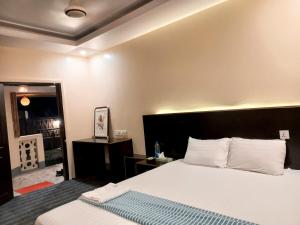 斯里曼加尔乌帕齐拉Jolpoddo Retreat的卧室里有一张带大床的大床