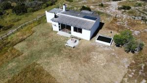 una vista aerea di una casa bianca con una recinzione di Die Jaghuisie at Blombosch Game Farm a Yzerfontein Altre 8 foto