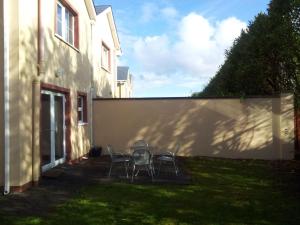 una mesa y sillas en un patio junto a una valla en 15 Sheen View Kenmare Co Kerry en Kenmare