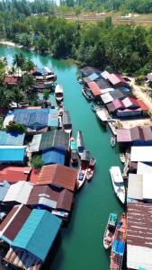Friend of Nature Homestay في Kaôh Rŭng (5): مجموعة منازل وقوارب في نهر