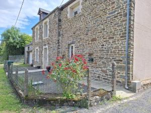 FollignyLe petit logis的前面有栅栏的砖砌建筑