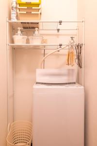 un lavadero con lavadora y secadora en Guesthouse & Kitchen Hace - Vacation STAY 68911v, en Iwaki