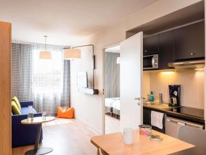 Η κουζίνα ή μικρή κουζίνα στο Aparthotel Adagio Access Paris Massy Gare