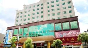 a large white building with a lot of windows at Shanshui Trends Hotel Shenzhen Southern City in Tiantangwei