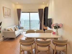 un soggiorno con tavolo e sedie di The Sun Avenue Riverside Apartments in District 2 ad Ho Chi Minh