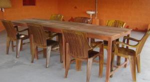 drewniany stół z drewnianymi krzesłami wokół niego w obiekcie Mystique Highland Resort w mieście Astam