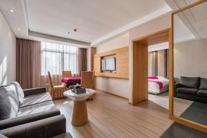uma sala de estar com um sofá e um quarto em Xian Leica Hotel em Xian
