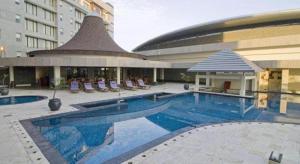 una grande piscina di fronte a un edificio di Labersa Grand Hotel &Convention Center a Parit