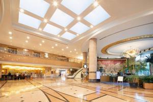 a lobby of a hotel with a skylight at Grand Metropark Hotel Nanjing in Nanjing +259 photos