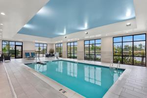 una grande piscina coperta con un grande gruppo di finestre di Hampton Inn By Hilton Huntley Chicago a Huntley