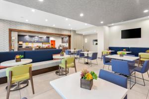 un ristorante con tavoli, sedie e un bancone di Hampton Inn By Hilton Huntley Chicago a Huntley