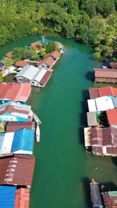 Friend of Nature Homestay في Kaôh Rŭng (5): منظر جوي لنهر مع مجموعة من المنازل