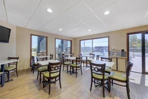 jadalnia ze stołami, krzesłami i oknami w obiekcie Best Western Fairwinds Inn w mieście Cullman