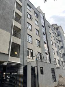 RuakaStayride Homes的一座大型灰色建筑,有很多窗户