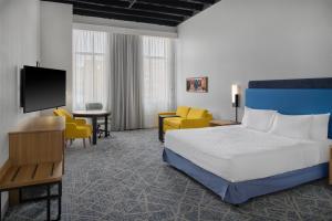 Кровать или кровати в номере Hampton Inn by Hilton Lincoln Downtown +36 фотографий