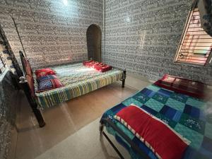 una stanza con due letti e una finestra di SURENDRA NIWAS Kamakhya lodge a Guwahati