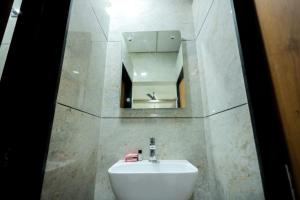 Baðherbergi á Hotel The Premier Somnath