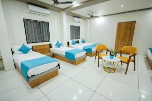 Rúm í herbergi á Hotel The Premier Somnath