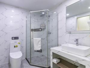 Ένα μπάνιο στο 7 Days Inn Tianjin Development Zone 3rd Street Wanli +210 φωτογραφίες