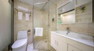 ein Badezimmer mit Toilette, Waschbecken und Dusche in der Unterkunft mingjia hotel in Yiwu + 164 Fotos