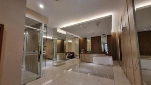 OYO 95052 Cordia Tower في Tjikuda Dua: لوبي كبير مع ممر مع لوبي +28 صورة