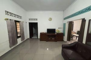 Un televizor și/sau centru de divertisment la OYO 95050 Penginapan Sekarsari Syariah