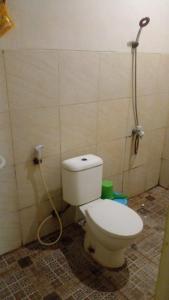 un baño con inodoro y ducha en OYO 95039 Hotel Agung Permata Artha, en Bojongsalam