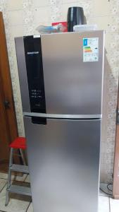 Hospedagem Residencial Butantã في ساو باولو: ثلاجة مجمدة فضية اللون موضوعة في المطبخ