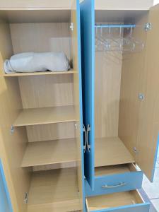 Hospedagem Residencial Butantã في ساو باولو: خزانة ملابس مع باب أزرق