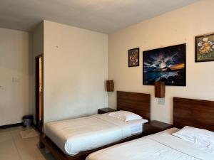 Sultan Syarif Kasim II International AirportCapital O 95046 Gefa Sleep N Go的酒店房间里有两张床