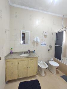 Hospedagem Residencial Butantã في ساو باولو: حمام مع حوض ومرحاض