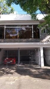 Hospedagem Residencial Butantã في ساو باولو: كراج له بوابة امام المنزل +39 صورة
