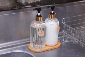 Zwei Milchflaschen stehen auf der Arbeitsfläche neben dem Waschbecken. in der Unterkunft Forest and Stars Akakura Lodge in Myōkō + 59 Fotos